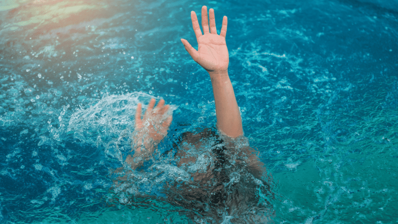 Pessoa se afogando em piscina