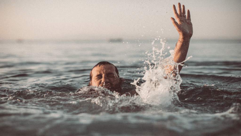 Homem se afogando no mar