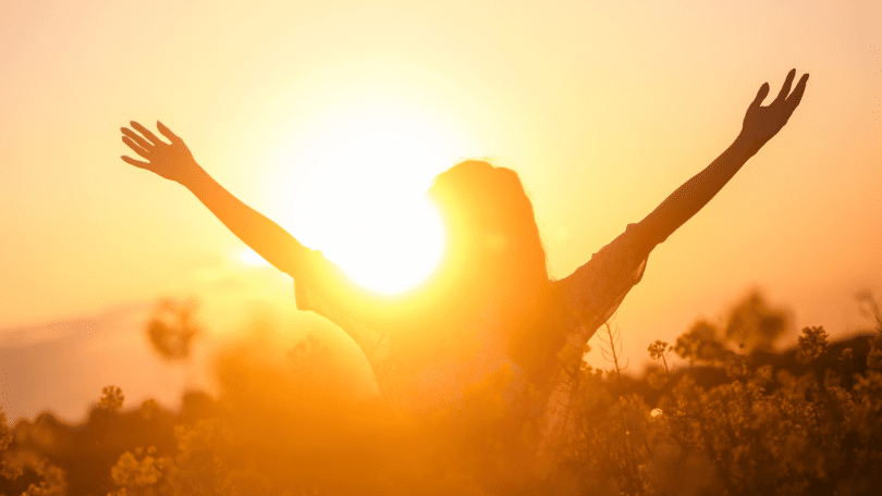 Mulher ao pôr do sol