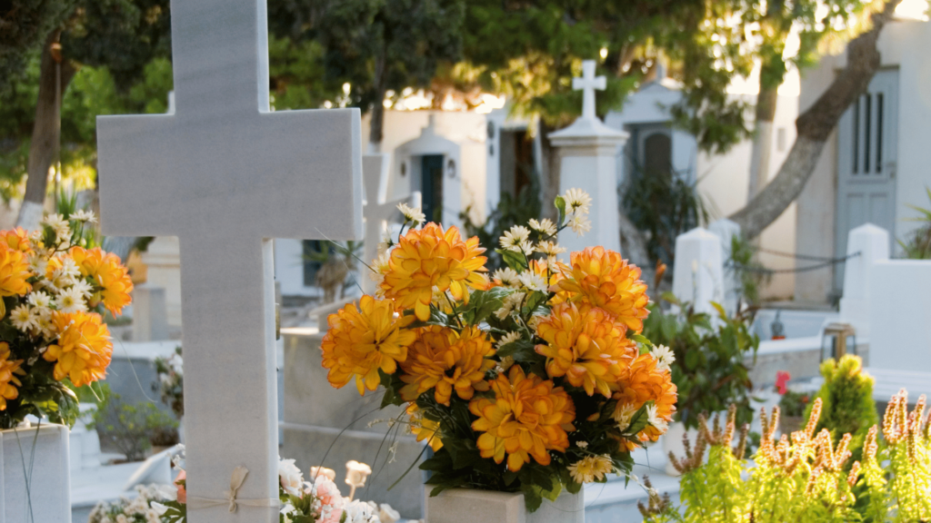 Túmulos de cemitério com flores amarelas