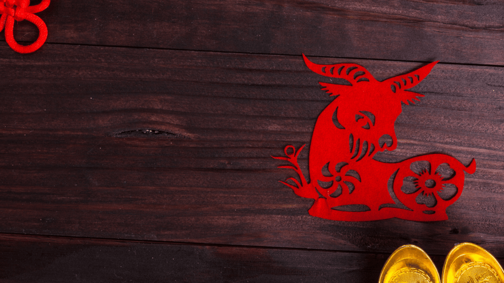 Recortes de uma cabra feitos com papel vermelho e design chinês