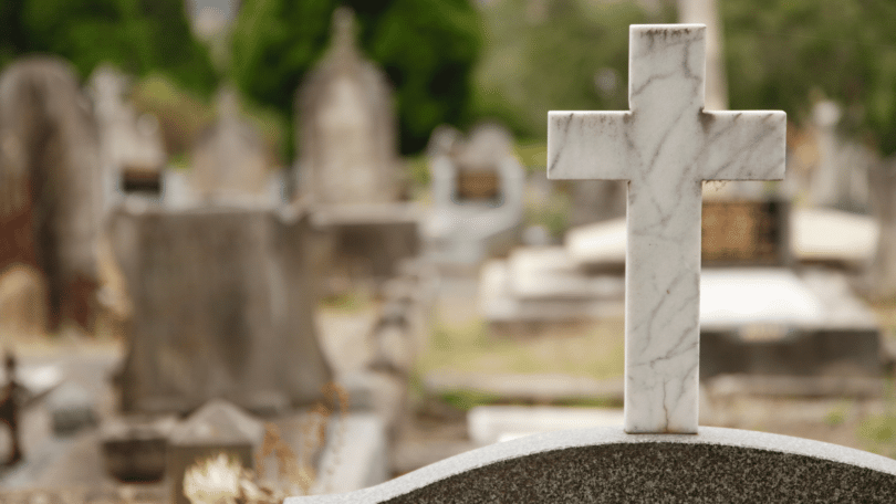 Close-up em cruz de tumulo em cemitério