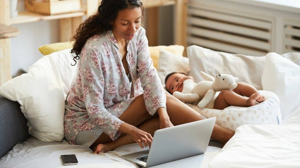 Mãe com filho na cama