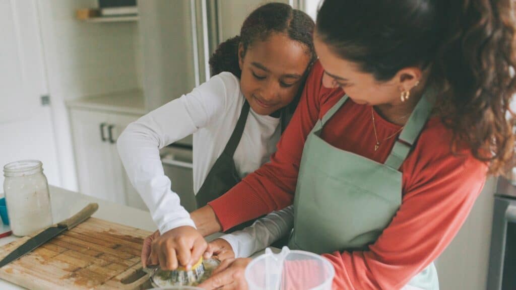 Mãe e filha cozinhando