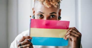 Mulher com bandeira pansexual
