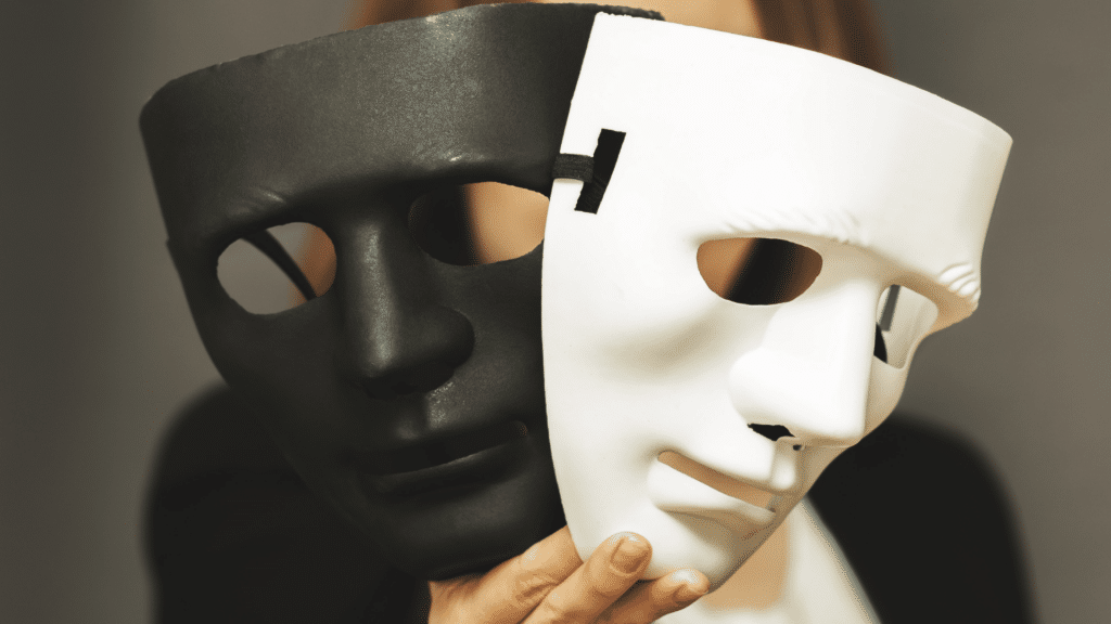 Mulher segurando máscara preta e máscara branca. Conceito de Transtorno Dissociativo de Identidade. 