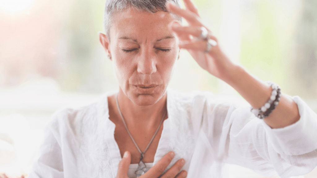 Mulher fazendo gesto com a mão durante meditação. Conceito de intuição. 
