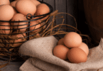 Ovos de galinha dentro de cesto.