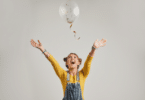 Mulher brincando com um balão