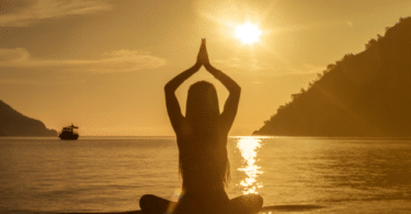 Mulher parada na praia meditando