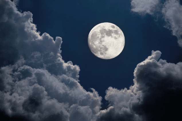 Lua no meio das nuvens