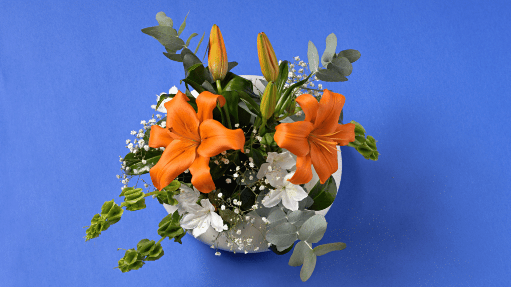 Arranjo de flores astromelia em vaso.  