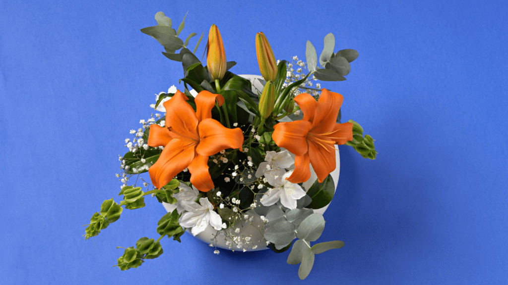 Arranjo de flores astromelia em vaso.