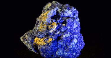 Pedra de Azurita em seu estado bruto; mineral.