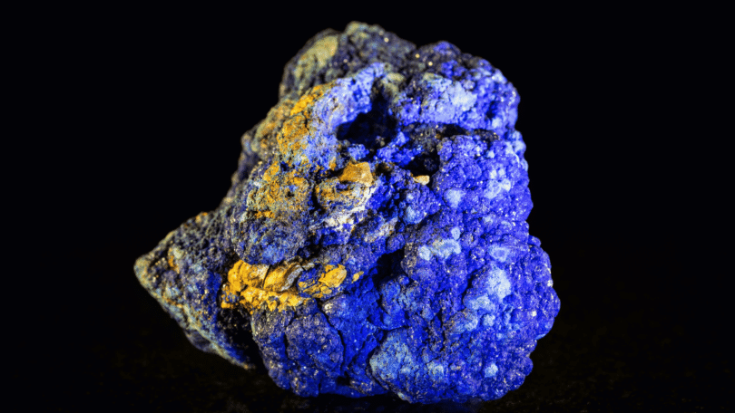 Pedra de Azurita em seu estado bruto; mineral.