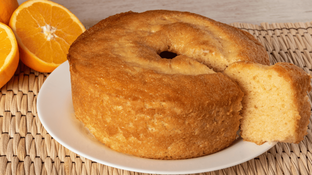 Bolo de água de flor de laranjeira em prato.