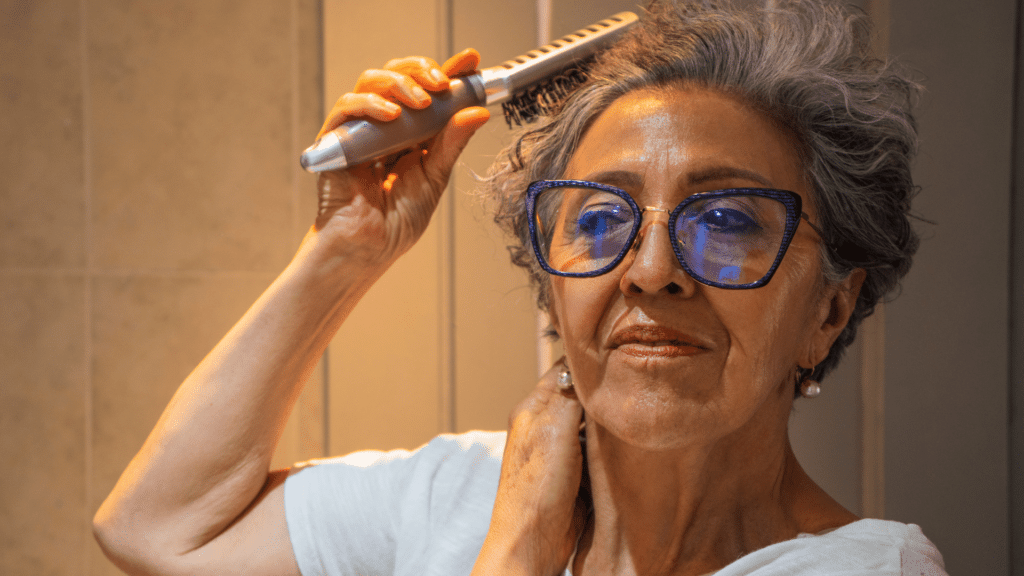 Senhora escovando seus cabelos brancos.