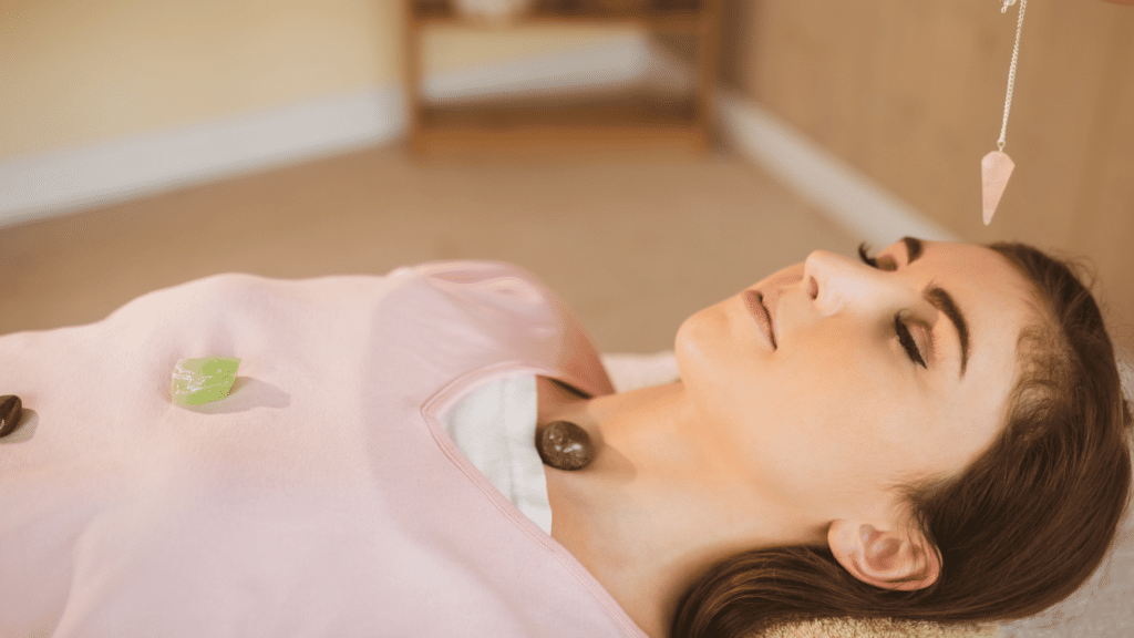 Mulher jovem em sessão de cristaloterapia.