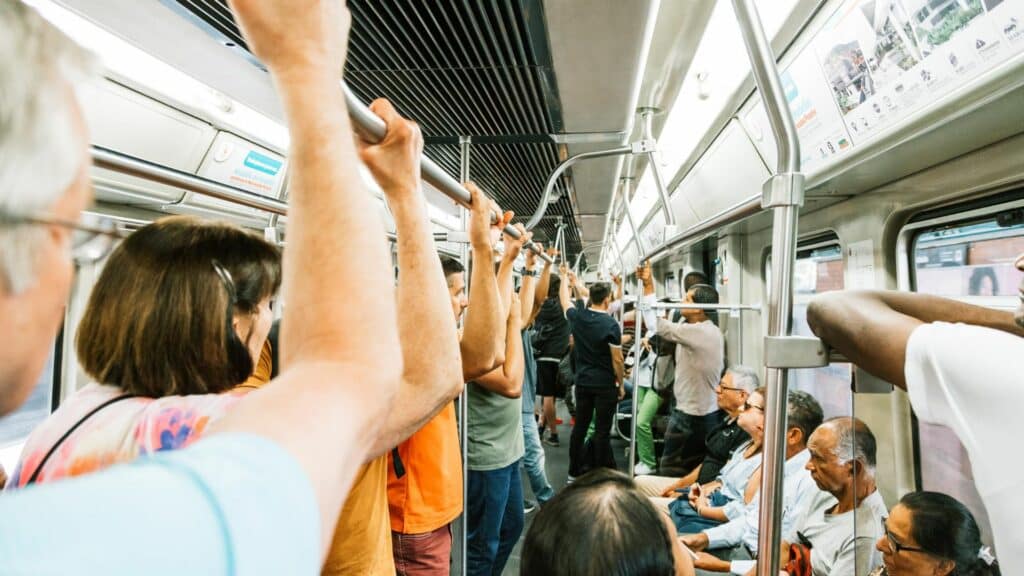 Trem em movimento com muitas pessoas