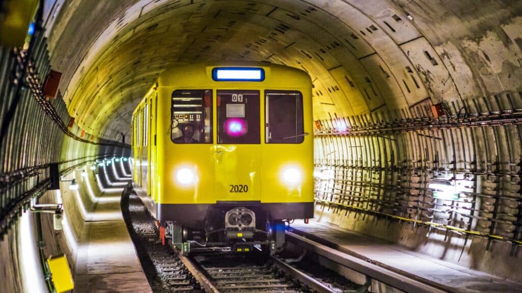 Trem amarelo em movimento no túnel