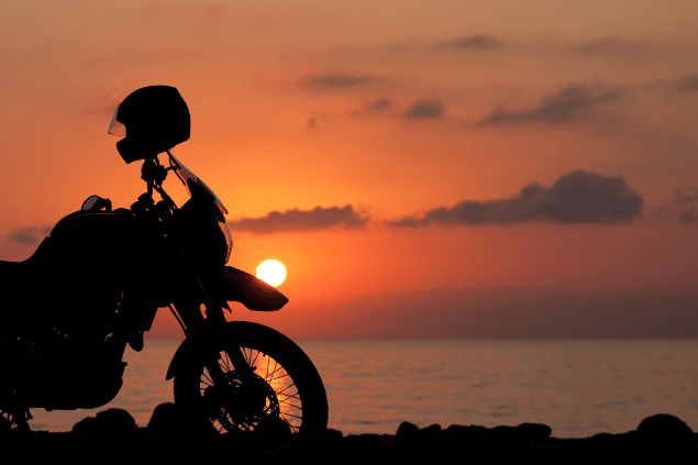 Moto parada no por do sol