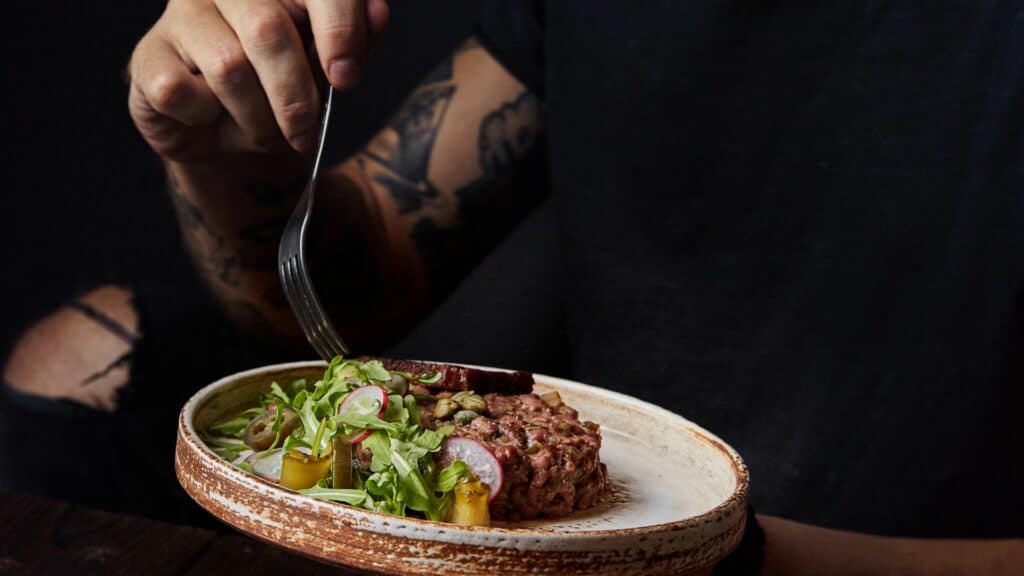 Prato de comida de salada e carne vermelha