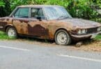 Carro velho em uma calçada na estrada