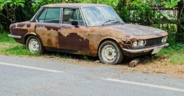 Carro velho em uma calçada na estrada