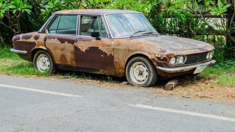 Carro velho em uma calçada na estrada