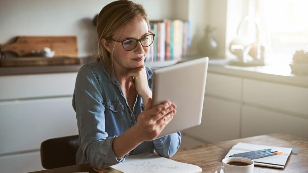 Mulher concentrada em seu trabalho, no tablet