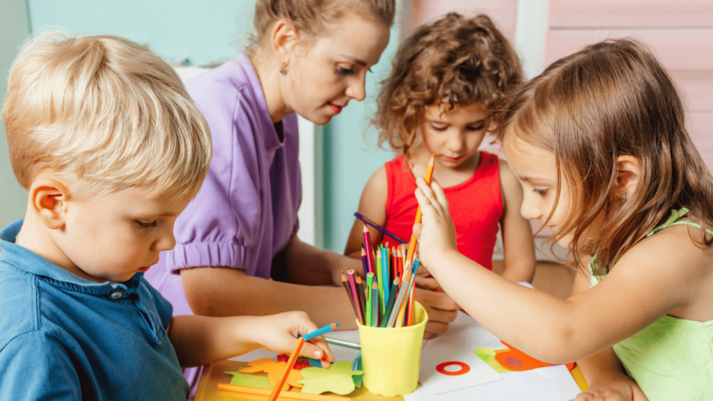 Crianças na Pré-escola aprendendo o alfabeto. 