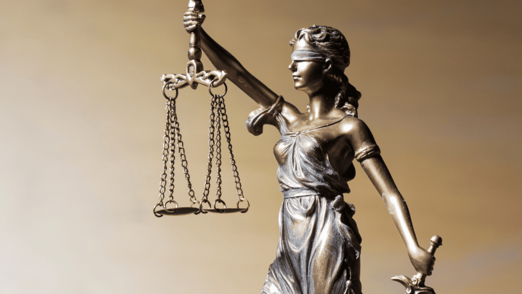 Estátua feminina segurando uma espada e uma balança na outra mão. Conceito de justiça.