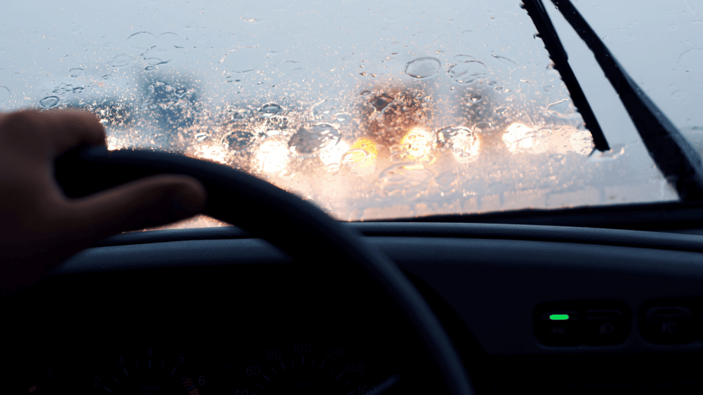 Pessoa dirigindo carro na chuva