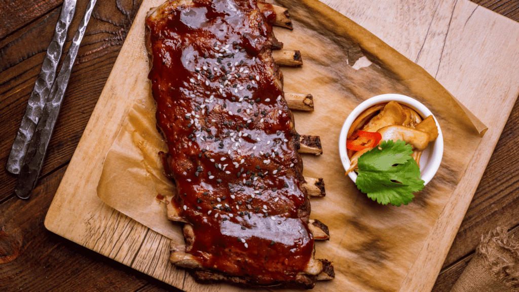 Pedaços de costela de porco ao barbecue