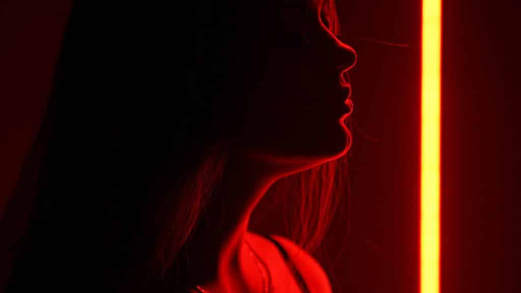 Mulher contra luz vermelha