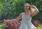 Mulher dançando na chuva