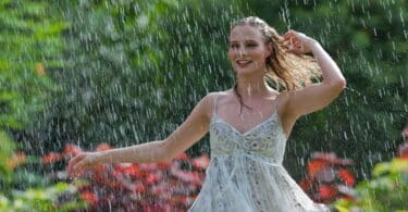 Mulher dançando na chuva