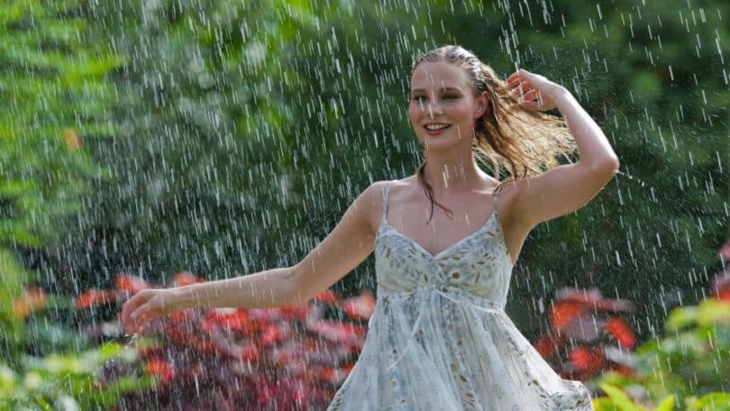 Mulher dançando na chuva