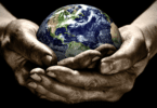 Mãos segurando globo do Planeta Terra.