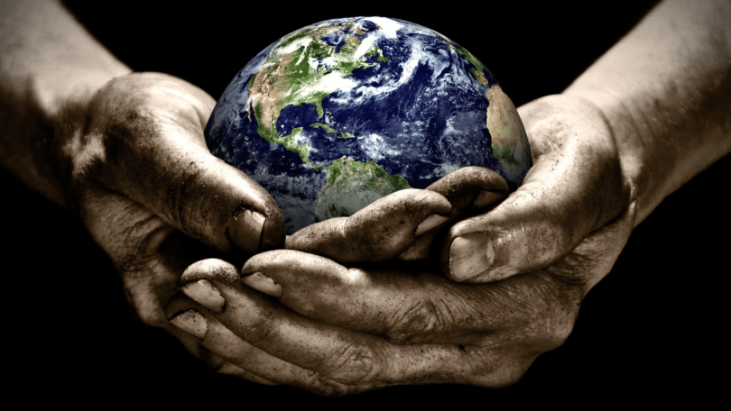 Mãos segurando globo do Planeta Terra.