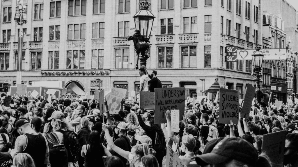 Multidão protestando em rua. 