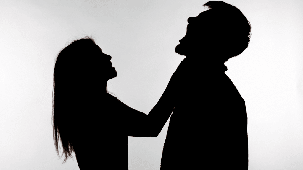 Mulher enforcando homem. Conceito de relacionamento abusivo.
