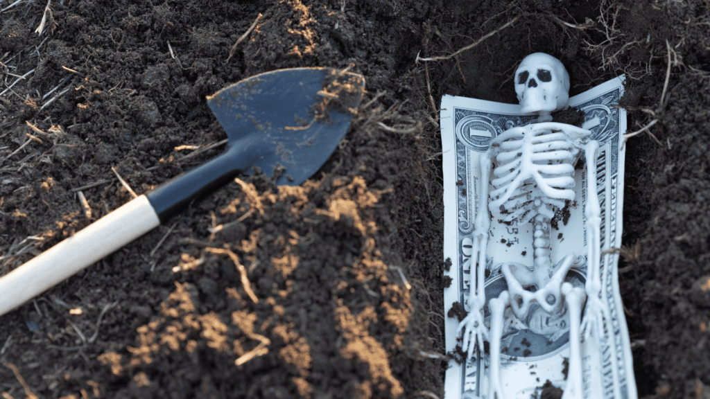 Esqueleto enterrado em terra. 