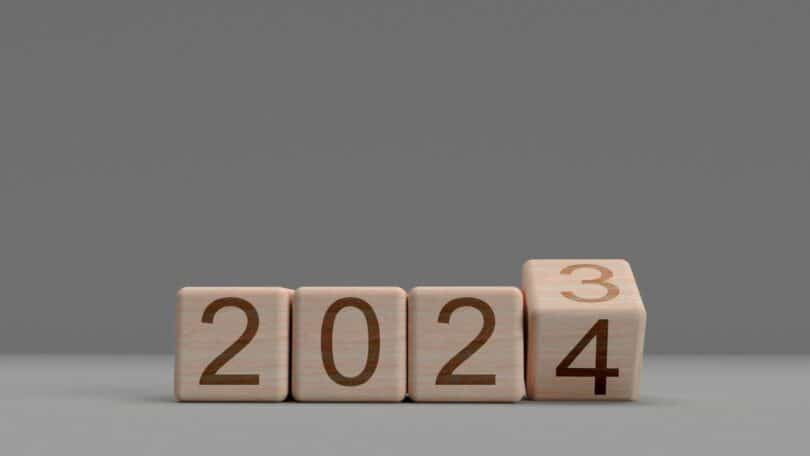Cubo de madeira com a ano de 2023, prestes a se tornar 2024