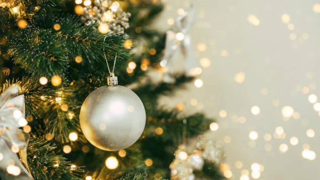 Árvore de Natal com enfeites e brilhos na imagem