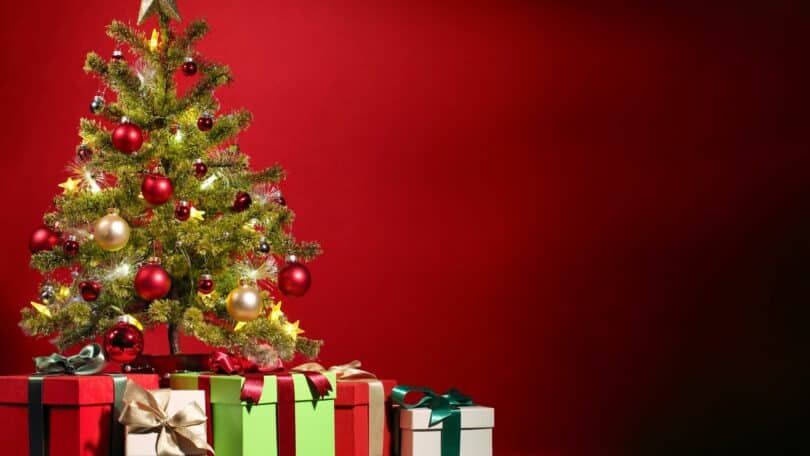Árvore de Natal com presentes em volta