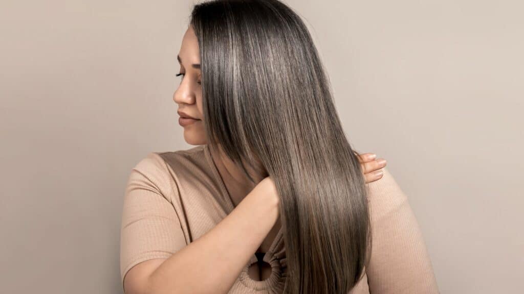 Mulher mostrando seu cabelo saudável