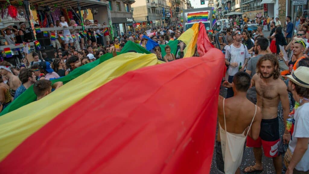 Imagem da parada gay na rua