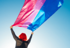 Pessoa segurando bandeira bissexual