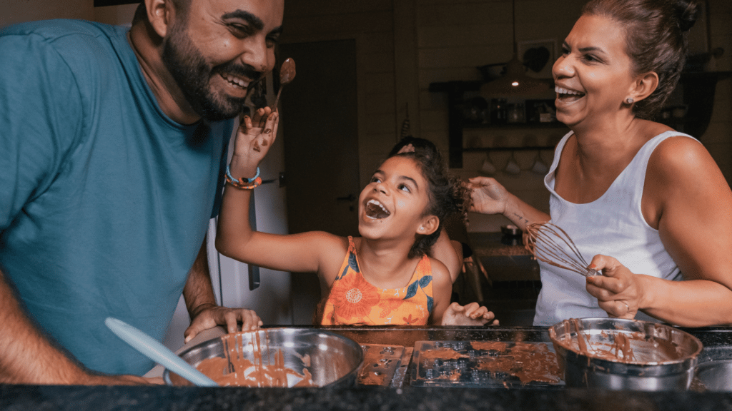 Familia comendo chocolate